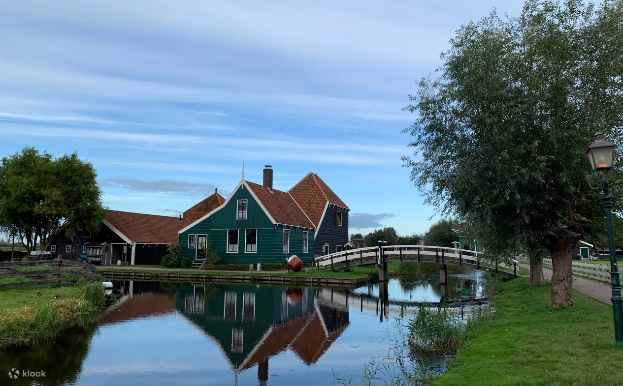 Giethoorn Day Tour from Amsterdam with Traditional Boat Cruise